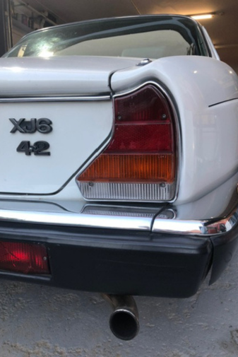 detalle coche blanco